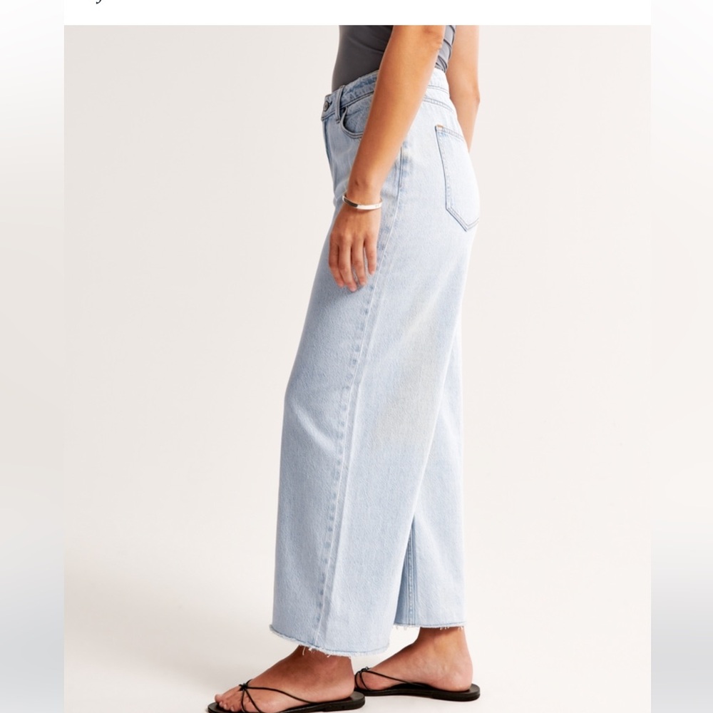 Abercrombie & Fitch Curve Love High Rise Wide Leg Cropped Jean - Picture 4 of 9